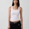 Camiseta sin mangas con cuello redondeado acanalado