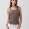 Camiseta sin mangas con cuello redondeado acanalado