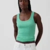Camiseta sin mangas con cuello redondeado acanalado