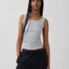 Camiseta sin mangas con cuello redondeado acanalado