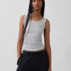 Camiseta sin mangas con cuello redondeado acanalado