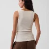 Camiseta sin mangas con cuello redondeado acanalado