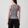 Camiseta sin mangas con cuello redondeado acanalado