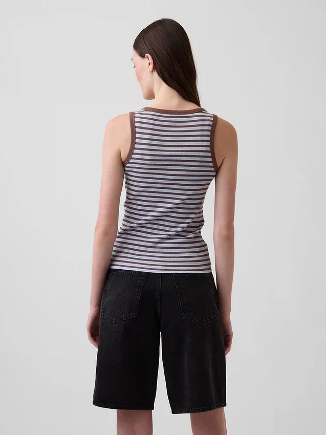 Camiseta sin mangas con cuello redondeado acanalado