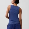 Camiseta sin mangas con cuello redondeado acanalado
