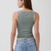 Camiseta sin mangas con cuello redondeado acanalado