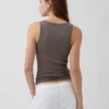Camiseta sin mangas con cuello redondeado acanalado