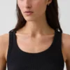Camiseta sin mangas con cuello redondeado acanalado