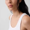 Camiseta sin mangas con cuello redondeado acanalado
