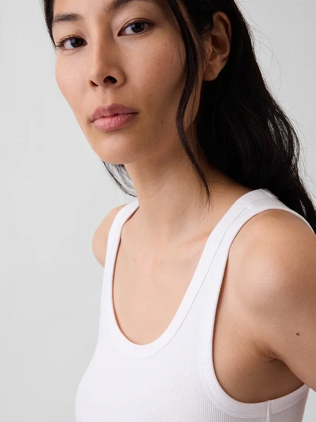 Camiseta sin mangas con cuello redondeado acanalado