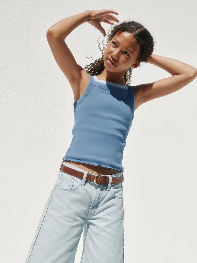 Camiseta sin mangas infantil de cuello cuadrado con canalé