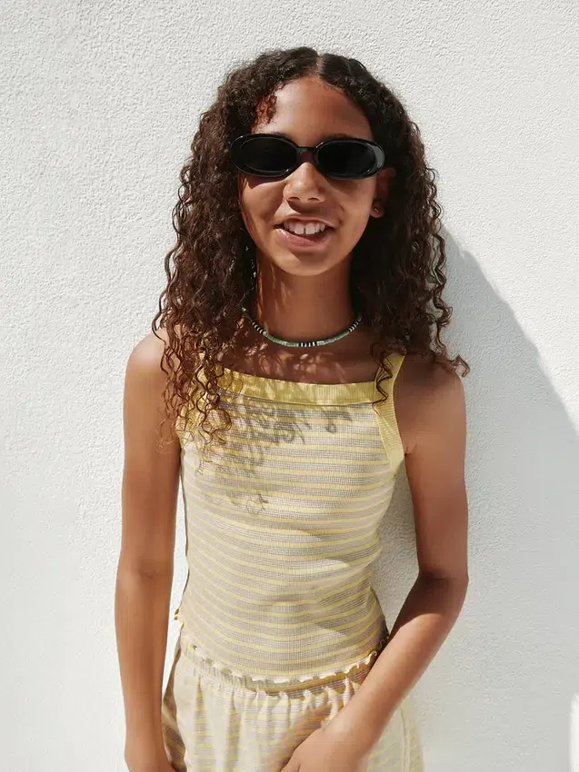 Camiseta sin mangas infantil de cuello cuadrado con canalé