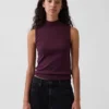Camiseta sin mangas moderna con cuello alto