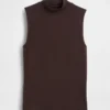 Camiseta sin mangas moderna con cuello alto