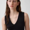 Camiseta sin mangas moderna con cuello en V