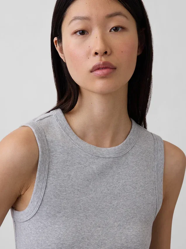 Camiseta sin mangas moderna de cuello redondo