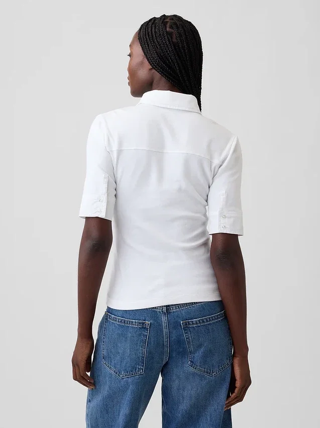 Camiseta utilitaria moderna con mangas hasta el codo