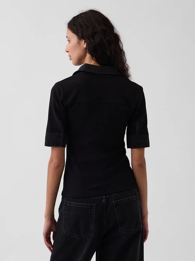 Camiseta utilitaria moderna con mangas hasta el codo