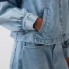 Chaqueta corta de vaquero con corte acampanado