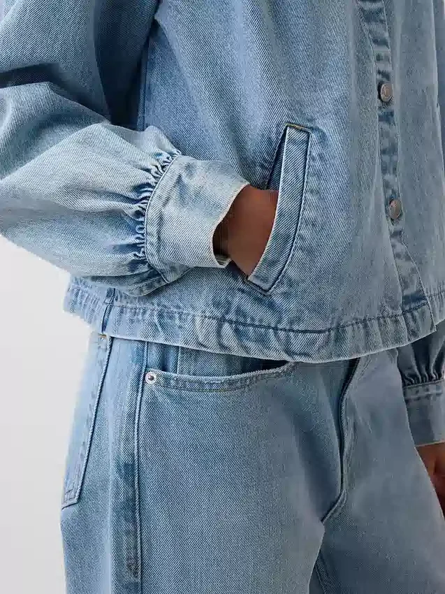 Chaqueta corta de vaquero con corte acampanado