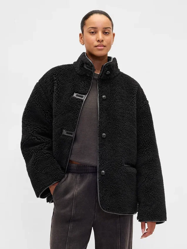 Chaqueta de sherpa reciclado con ribetes de cuero vegano
