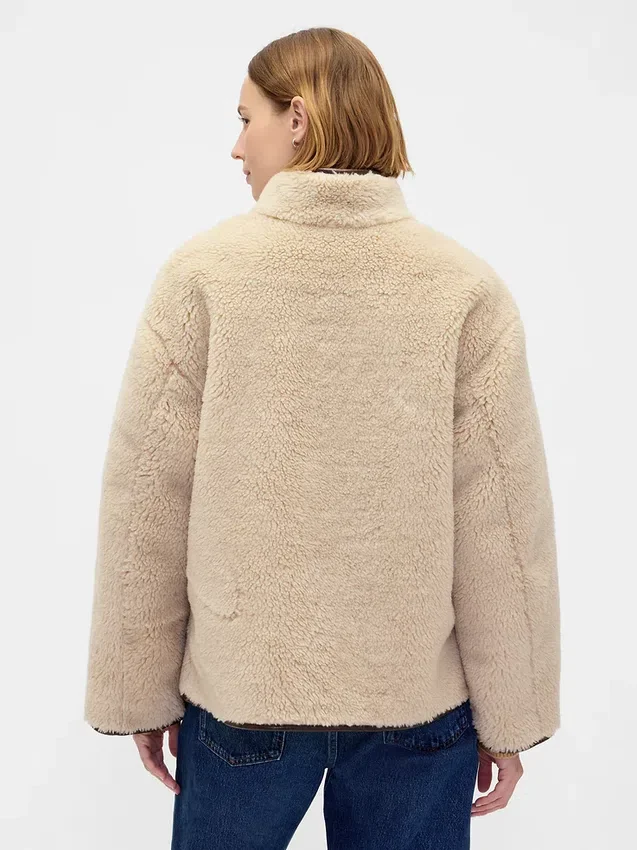 Chaqueta de sherpa reciclado con ribetes de cuero vegano