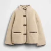 Chaqueta de sherpa reciclado con ribetes de cuero vegano
