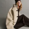 Chaqueta de sherpa reciclado con ribetes de cuero vegano