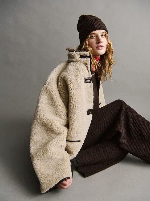 Chaqueta de sherpa reciclado con ribetes de cuero vegano