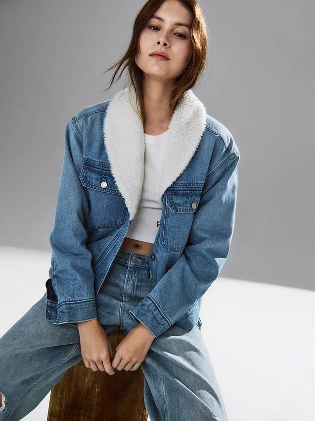 Chaqueta vaquera con cuello chal y forro de sherpa