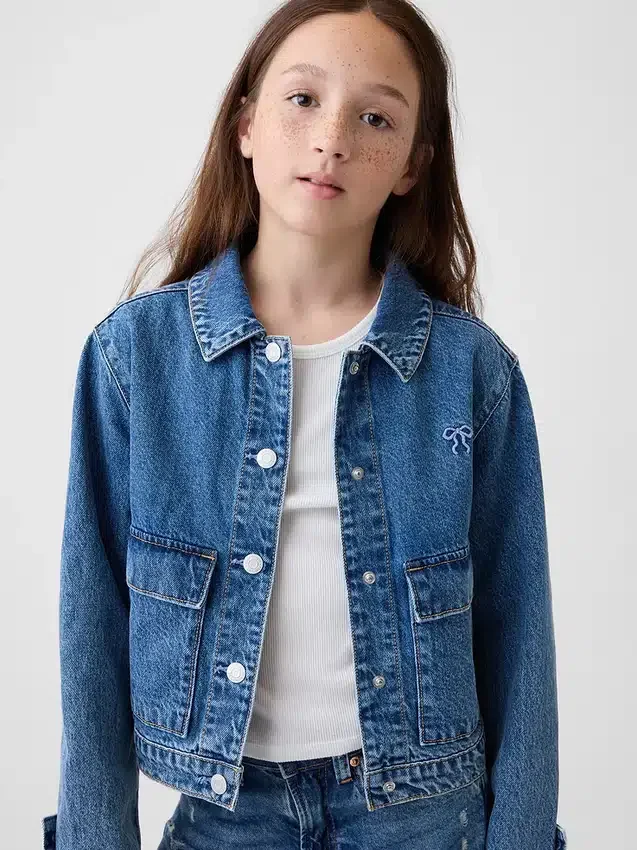 Chaqueta vaquera infantil con bolsillos de parche