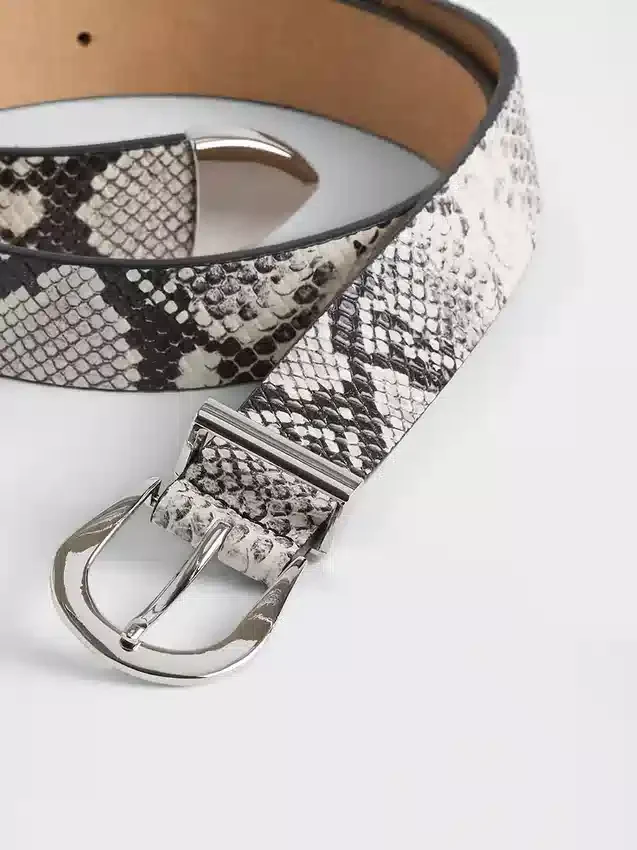 Cinturón de piel con estampado de serpiente