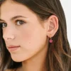 Colgante de flor rosa intenso de Pierced Co para pendientes tipo «huggie»