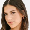 Colgante de flor rosa intenso de Pierced Co para pendientes tipo «huggie»
