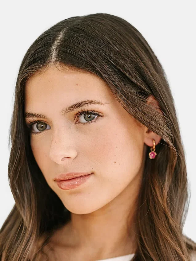 Colgante de flor rosa intenso de Pierced Co para pendientes tipo «huggie»