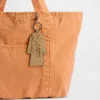 Colgante para bolso con diseño de gabardina