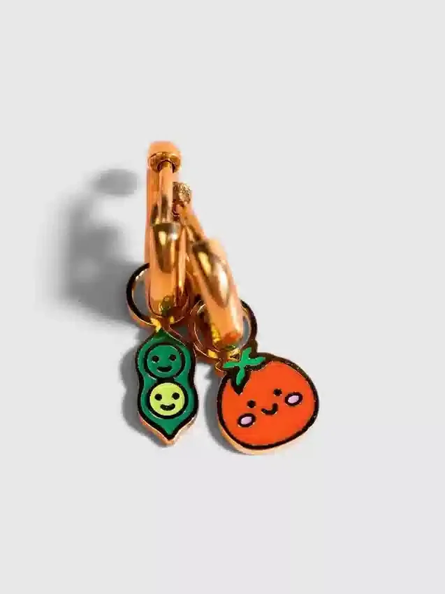 Colgantes «Vaina de guisante» y «Tomate» de Pierced Co para pendientes Huggie