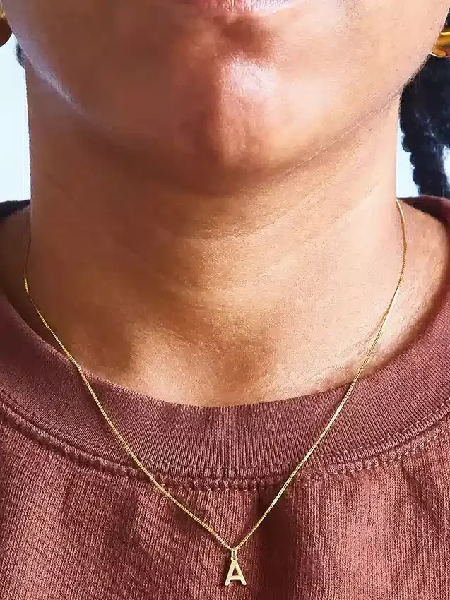 Collar delicado con inicial de Admiral Row en oro