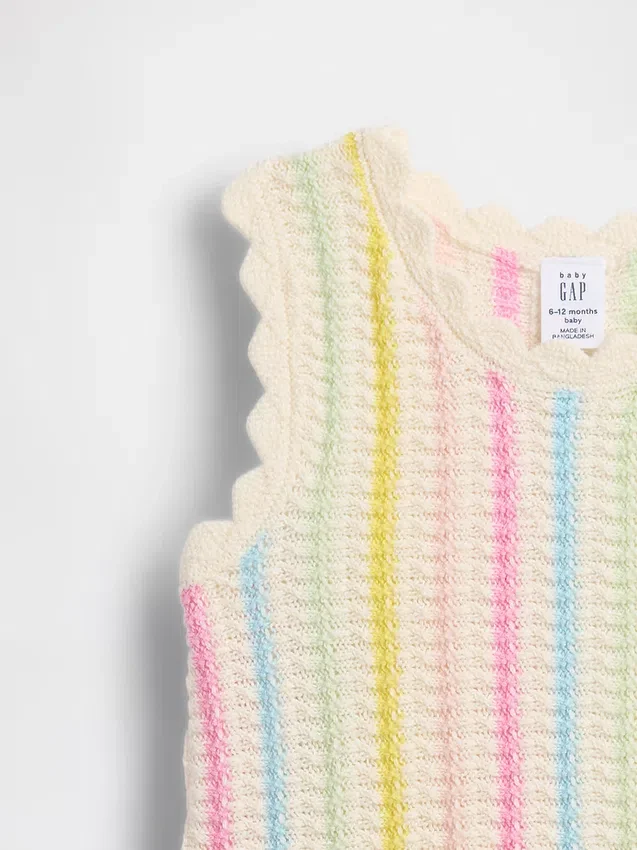 Conjunto de camiseta sin mangas y pantalones cortos de rayas de ganchillo para bebé