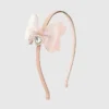 Diadema con lazo brillante y colgante de corazón de Sweet Wink
