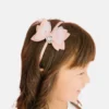 Diadema con lazo brillante y colgante de corazón de Sweet Wink