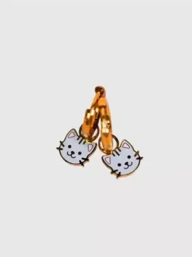 Dije de gato con orificio para pendientes Huggie