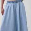 Falda midi de denim con corte en forma de pañuelo