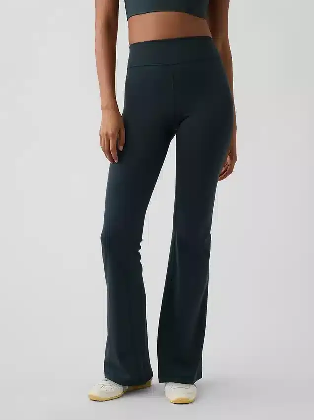 Leggings GapFit Smooth de talle alto y corte acampanado
