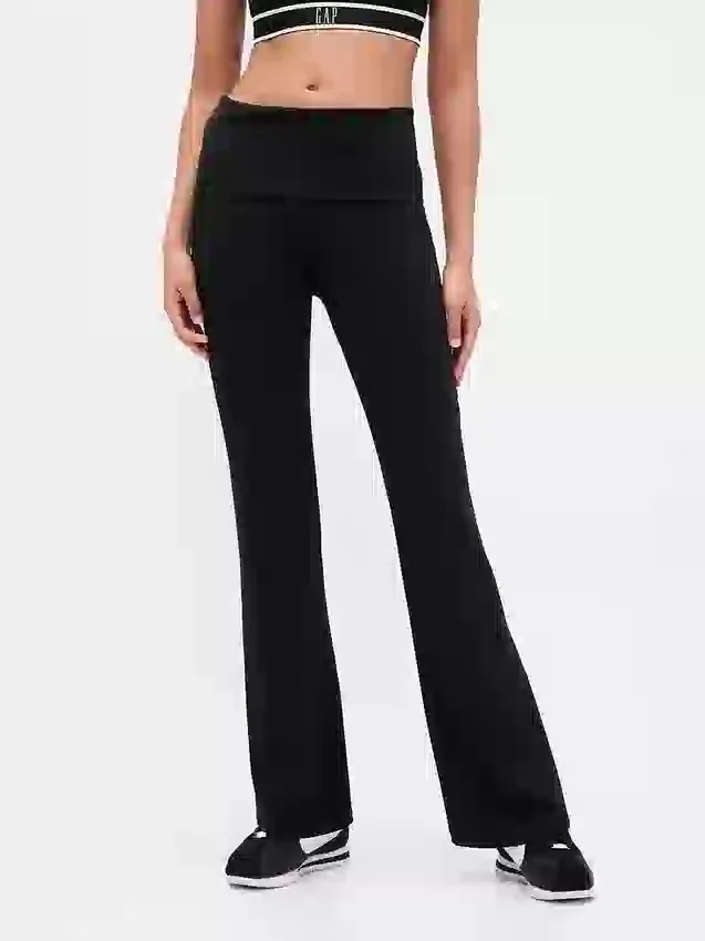 Mallas GapFit Smooth con cintura doblada y corte mini acampanado
