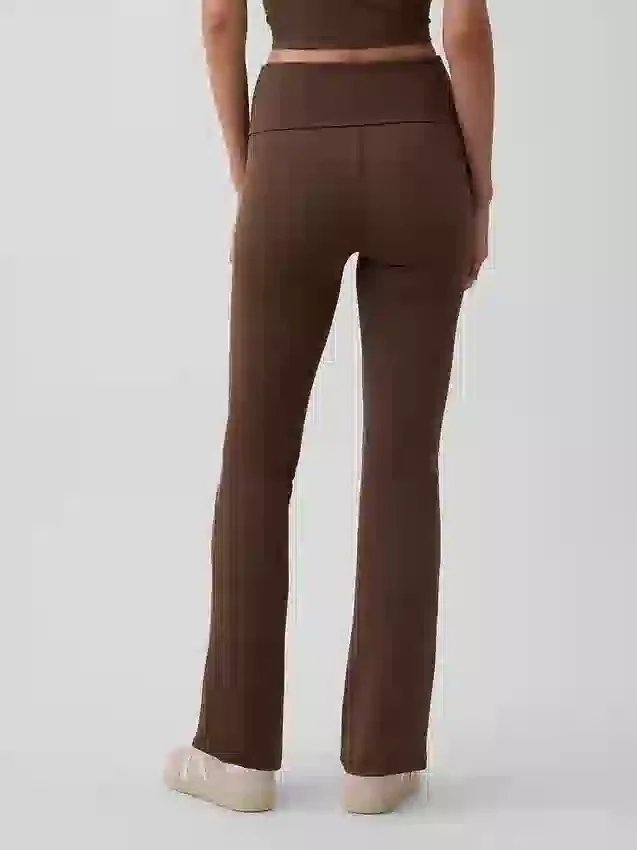 Mallas GapFit Smooth con cintura doblada y corte mini acampanado