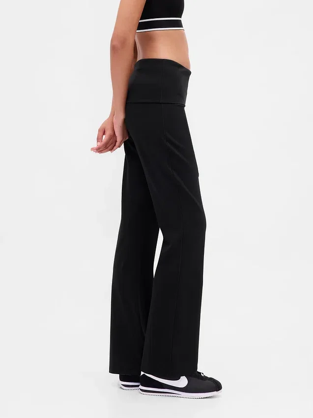 Mallas GapFit Smooth con cintura doblada y corte mini acampanado