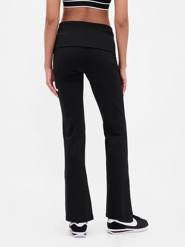 Mallas GapFit Smooth con cintura doblada y corte mini acampanado