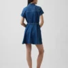 Minivestido camisero de vaquero con cinturón