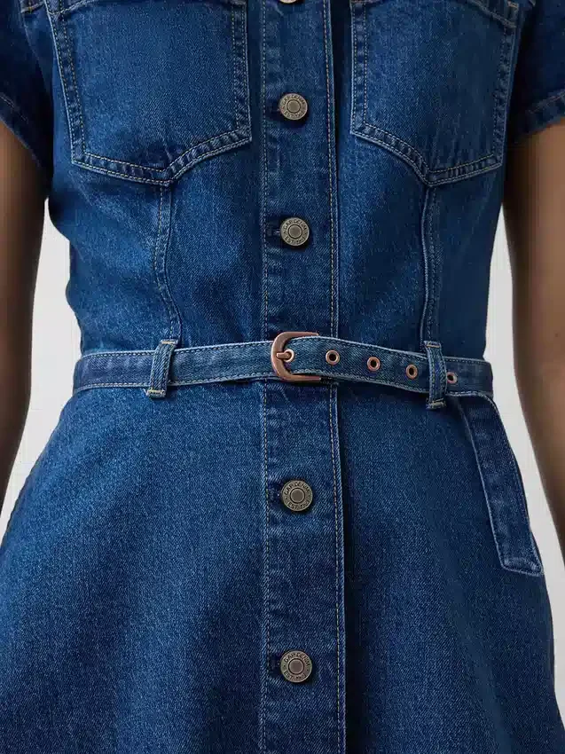 Minivestido camisero de vaquero con cinturón